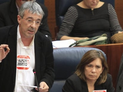 Gregorio Gordo, portavoz de IU en la Asamblea de Madrid, y las diputadas Lali Vaquero y Josefa Amat, durante un pleno.