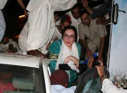 La ex primera ministra paquistaní Benazir Bhutto sale del vehículo en el que se encontraba, tras el atentado en Karachi.