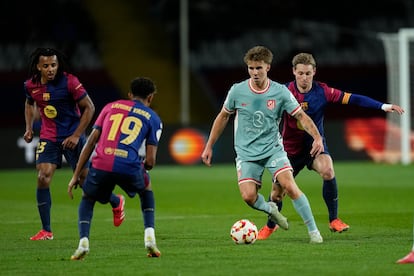 Pablo Barrios (centro-derecha) durante el partido de ida de las semifinales ante el Barcelona.