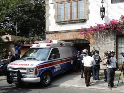 A ambulância que levava o Nobel, na porta da casa dele.