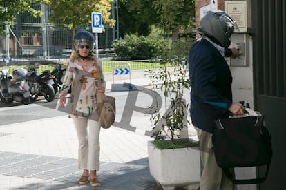 Rosalía Iglesias, acompañada de su marido Luis Bárcenas, ingresa el pasado lunes en el Centro de Inserción Social Victoria Kent, de Madrid.