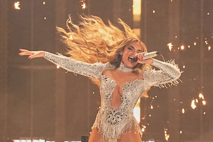 Melody, que representa a España, interpreta la canción "Esa Diva", durante la primera semifinal de Eurovisión.