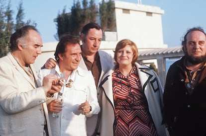 El director Marco Ferreri, a la derecha, posa con los actores (de izquierda a derecha) Michel Piccoli, Philippe Noiret, Ugo Tognazzi y Andrea Ferréol, tras la proyección de 'La gran comilona' en el Festival de Cannes en 1973.