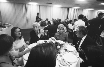 De izquierda a derecha, María España, esposa del escritor Francisco Umbral, el director de cine Luis García Berlanga, la actriz Mabel Karr y el actor Fernando Rey en la cena previa al debate-coloquio.