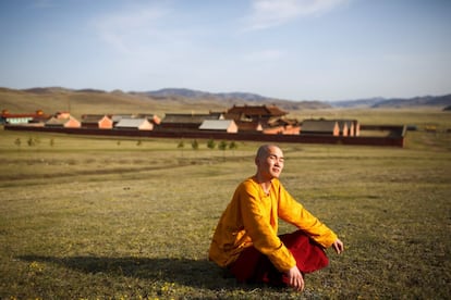 Lobsang Tayang , uno del los monjes que se encarga de instruir a los más jóvenes, se sienta al sol frente al monasterio de Amarbayasgalant en Baruunburen (Mongolia).