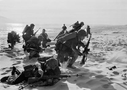 Marines atravesando la playa Roja en Da Nang (Vietnam). Llegaban de refuerzo de las bases aéreas del sur de Vietnam.