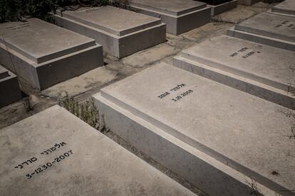 <p>Tumbas de solicitantes de asilo africanos en un cementerio privado situado en el kibutz de Hatsor, en Israel. Muchos de los epitafios dicen “Anónimo”, o “Anónimo sudanés/eritreo”, o, con menos frecuencia, “Infiltrado anónimo”.</p>  <p>Tras un peligroso viaje por países hostiles, los solicitantes de asilo pueden morir por el camino, víctimas de los disparos de los guardias fronterizos. </p>  <p>La mayoría de las personas enterradas en este kibutz del centro de Israel fueron tiroteadas y asesinadas por los guardias fronterizos egipcios. Sus cuerpos fueron recogidos por los soldados de la frontera israelí y enterrados en Israel.</p>