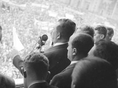El presidente Lázaro Cárdenas da un discurso a una multitud congregada en el Zócalo de la Ciudad de México el 18 de marzo de 1938.