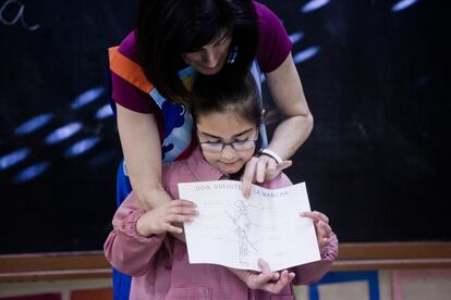 "Tengo la esperanza puesta en los niños que han empezado en infantil, el cambio se va a notar en los próximos años", dice la maestra Loli Lapeña sobre el alumnado gitano. "Antes la excepción es que vinieran a clase, ahora que no lo hagan".