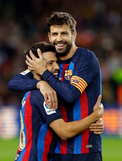 Jordi Alba y Gerard Piqué se abrazan antes del partido. Ambos jugadores han compartido vestuario en el Barcelona durante 11 temporadas y han sido compañeros también en la Selección española, con la que juntos lograron la Eurocopa de 2012