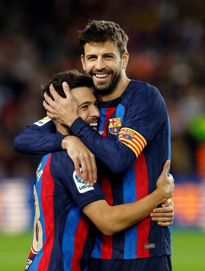 Jordi Alba y Gerard Piqué se abrazan antes del partido. Ambos jugadores han compartido vestuario en el Barcelona durante 11 temporadas y han sido compañeros también en la Selección española, con la que juntos lograron la Eurocopa de 2012