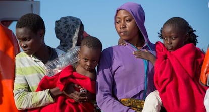 Un grupo de inmigrantes en Motril (Granada) que lleg&oacute; en patera en 2013.