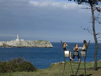 Vista de la pequeña isla de Mouro desde la península de la Magdalena, situada en un extremo de la bahía de Santander.