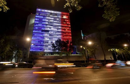 El edificio del Senado de México se ilumina con los colores de la bandera francesa, como gesto al pueblo francés, en Ciudad de México, capital del país.