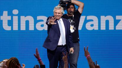 O presidente argentino Alberto Fernández acena neste domingo na sede do seu partido, o Frente de Todos, em Buenos Aires.