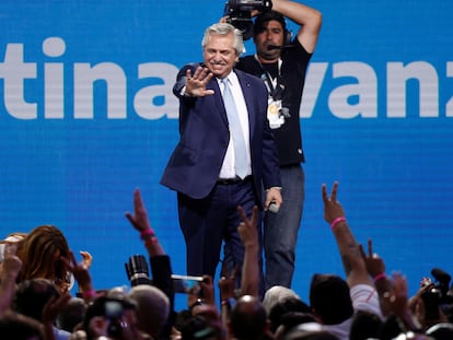 El presidente argentino Alberto Fernández saluda en la sede del Frente de Todos, en Buenos Aires este domingo.