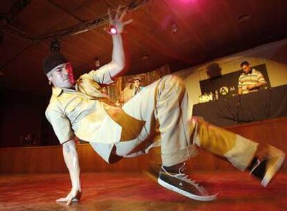 Un bailarín ejecuta un paso de <i>breakdance</i> al ritmo de los versos de Juan Gelman.