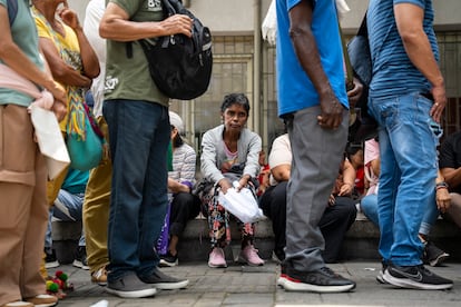 Los pacientes empiezan a llegar a las 7 de la noche para lograr, a la mañana siguiente, uno de los 400 turnos que el dispensario dispone por día. 