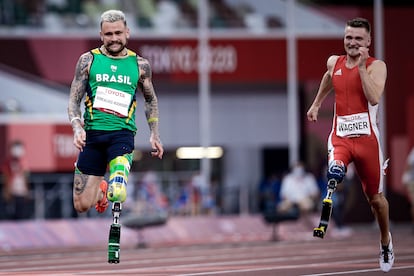 O velocista Vinícius Rodrigues (à esquerda), medalha de prata nos 100m da classe T63, na prova em que foi o segundo colocado em Tóquio.