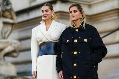 La influencer Chiara Ferragni y su hermana Valentina Ferragni a la salida del desfile de Schiaparelli en París.