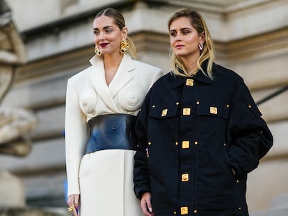 La influencer Chiara Ferragni y su hermana Valentina Ferragni a la salida del desfile de Schiaparelli en París.