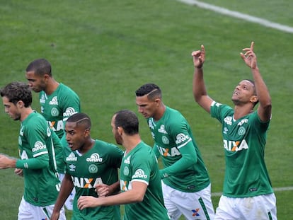 Bruno Rangel comemora gol (de braços erguidos)