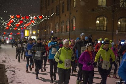 Corredores de la Night Polar Half Marathon 2016 en Tromso (Noruega). 