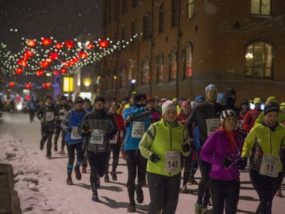 Corredores de la Night Polar Half Marathon 2016 en Tromso (Noruega). 