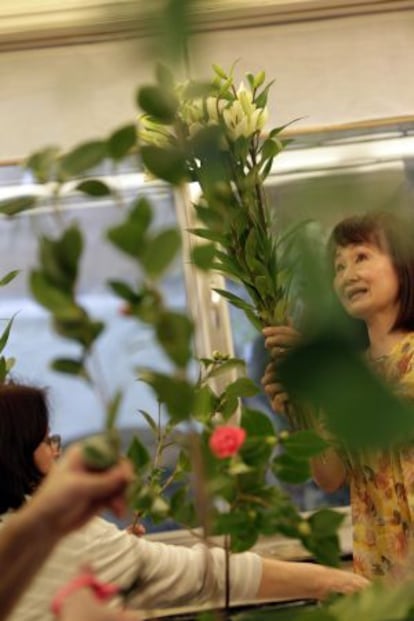 Clase de ikebana, el arte floral japonés, en la escuela Bonsaikido.