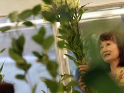 Clase de ikebana, el arte floral japonés, en la escuela Bonsaikido.