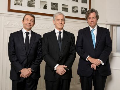 De izquierda a derecha, Mark Giacopazzi, Enrique Pérez-Pla y Beltrán de la Lastra
