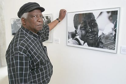 El fotógrafo Peter Magubane, frente a unas de sus obras.