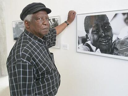 El fotógrafo Peter Magubane, frente a unas de sus obras.