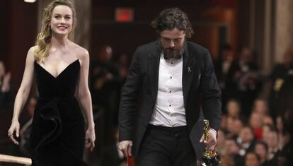 Brie Larson y Casey Affleck, en la gala de los premios Oscar.