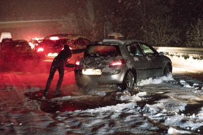 Fotografía facilitada por Sergio Marcos de la autopista AP-68, en sentido Logroño, a la altura del kilómetro 79, en sentido Zaragoza, en el término de Haro, que ha tenido que ser cortada al tráfico por el temporal de nieve que tiene atrapados a los conductores desde hace mas de seis horas.