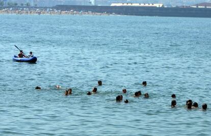 Varias personas se bañan ayer en la playa de Ereaga, en Getxo.