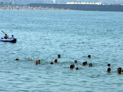 Varias personas se bañan ayer en la playa de Ereaga, en Getxo.