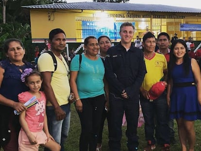 Huck e professores de uma escola no Amazonas.