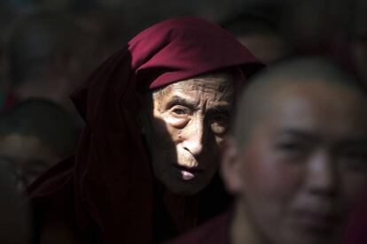 Un monje tibetano exiliado escucha a su líder, el Dalai Lama, durante una charla religiosa en el templo Tsuglagkhang en Dharmsala (India).