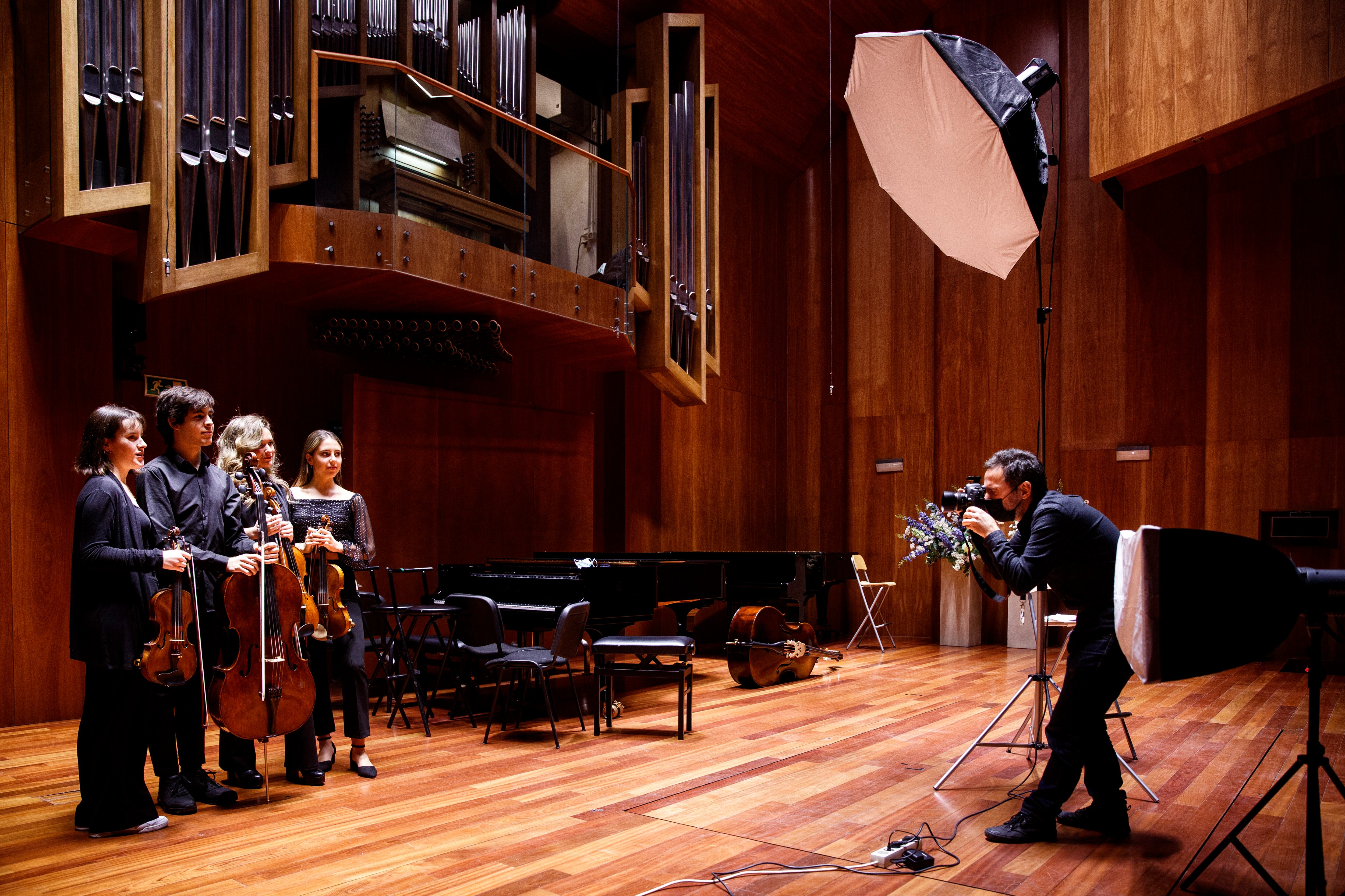 Varios alumnos participan en una sesión de fotos en la Escuela Superior de Música Reina Sofía.