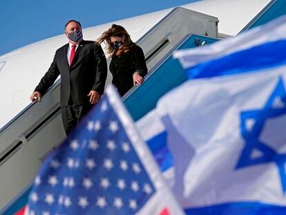 El secretario de Estado de EE UU, Mike Pompeo, y su esposa, el miércoles a su llegada al aeropuerto de Tel Aviv.