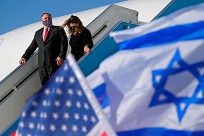 El secretario de Estado de EE UU, Mike Pompeo, y su esposa, Susan, el miércoles a su llegada al aeropuerto de Tel Aviv.