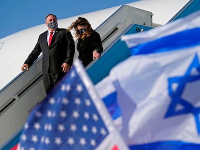 El secretario de Estado de EE UU, Mike Pompeo, y su esposa, el miércoles a su llegada al aeropuerto de Tel Aviv.