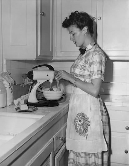 Ava Gardner como nadie pedía verla: cocinando. Era 1952.