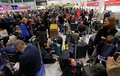 Passageiros esperam em terminal do aeroporto de Gatwick, em Londres.