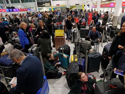 Passageiros esperam em terminal do aeroporto de Gatwick, em Londres.