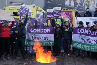 Conductores y equipos de ambulancias se manifiestan ayer en Londres.