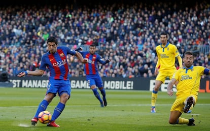 Luis Suárez (i), del Barcelona marca gol.