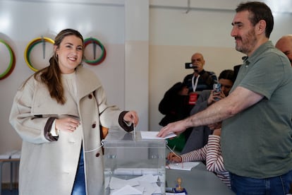 La candidata de Sumar a la lehendakaritza, Alba García, vota este domingo en el barrio de Deusto en Bilbao. 