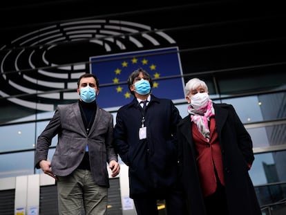 Former Catalan premier Carles Puigdemont (c) with aides Antoni Comín and Clara Ponsatí outside the European Parliament.